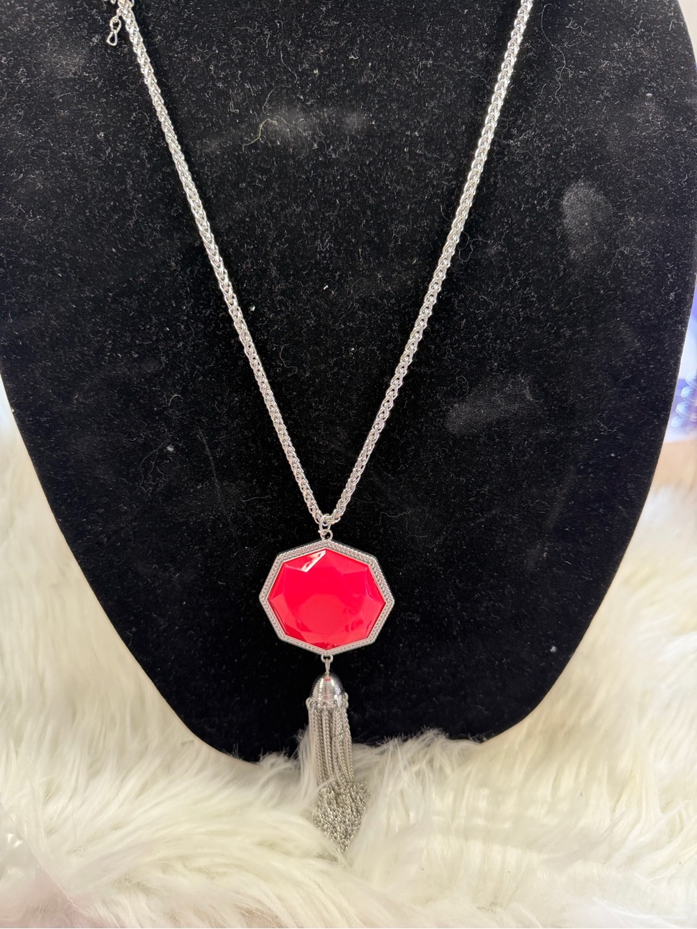🩷5/$10🩷 paparazzi Silver Necklace with Bright Pink Octagon Pendant and Tassel